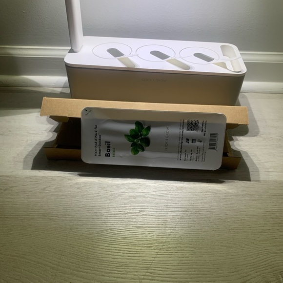 Click and Grow White‎ Smart Garden 3 Indoor Herb Garden - Picture 5 of 9